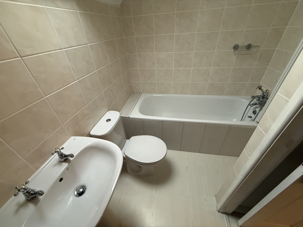 Lot: 183 - SPACIOUS MID-TERRACE PROPERTY - Attic bathroom